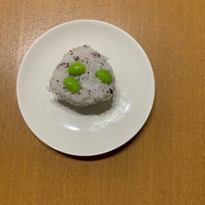 枝豆とゆかりとごまのおにぎり